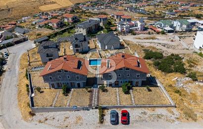 Foçaköy'de Satılık Deniz Manzaralı 4+2 Havuzlu Villa