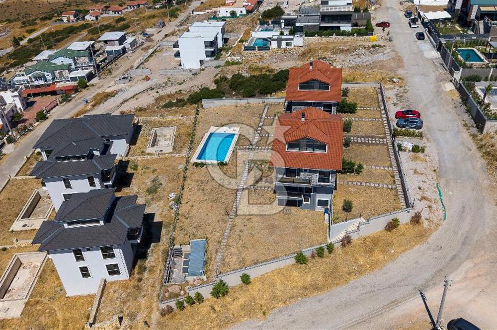 Foçaköy'de Satılık Deniz Manzaralı 4+2 Havuzlu Villa
