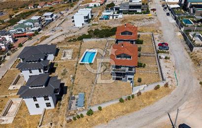 Foçaköy'de Satılık Deniz Manzaralı 4+2 Havuzlu Villa