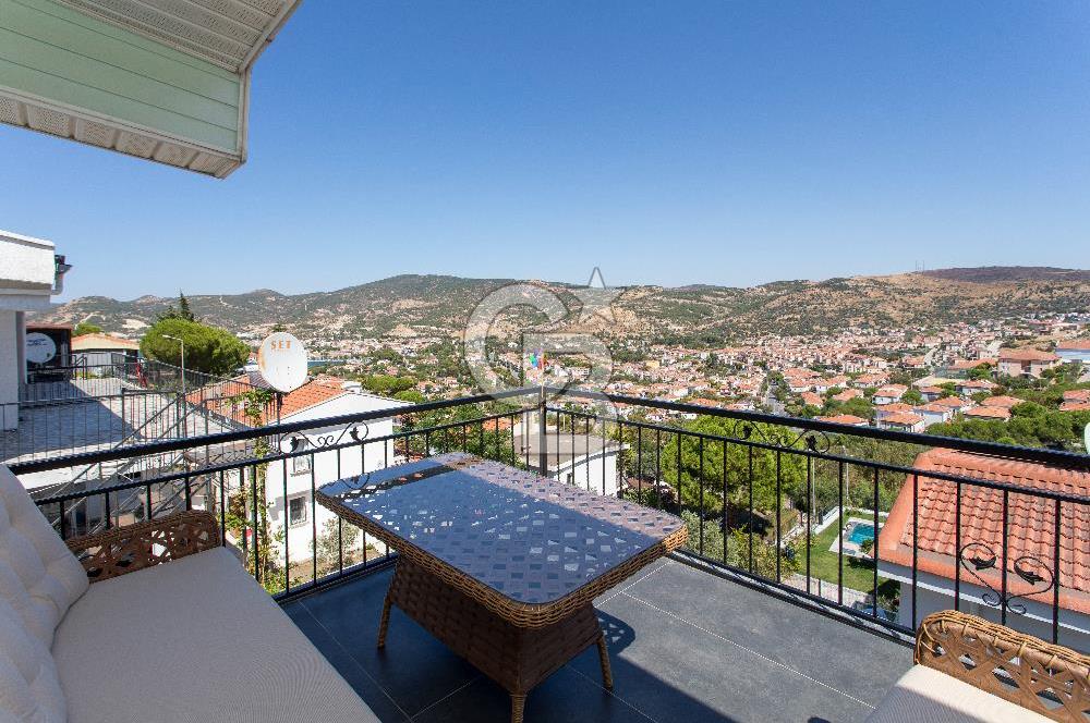 FOÇA DENİZKENT SİTESİ’NDE DENİZ MANZARALI, GENİŞ BAHÇELİ VE TERASLI 3+1 DUBLEKS