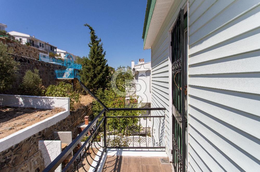 FOÇA DENİZKENT SİTESİ’NDE DENİZ MANZARALI, GENİŞ BAHÇELİ VE TERASLI 3+1 DUBLEKS