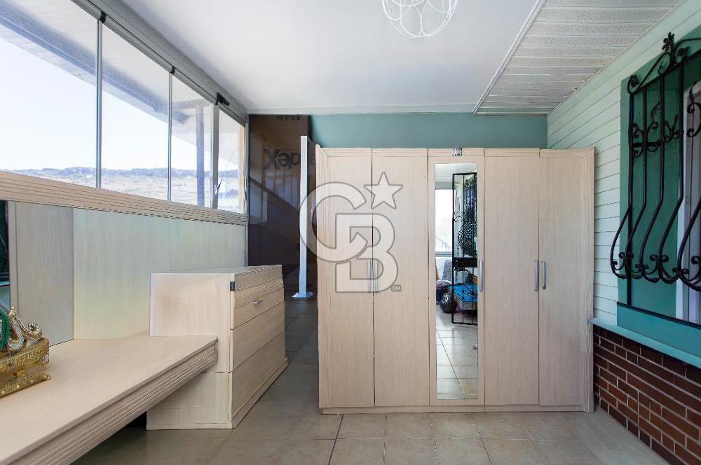 FOÇA DENİZKENT SİTESİ’NDE DENİZ MANZARALI, GENİŞ BAHÇELİ VE TERASLI 3+1 DUBLEKS