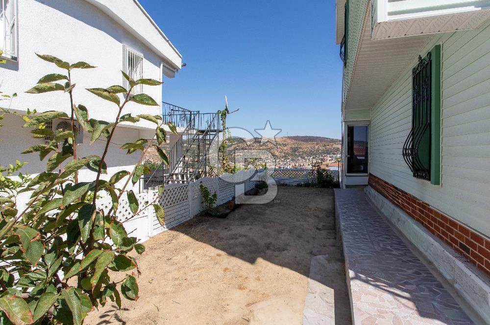 FOÇA DENİZKENT SİTESİ’NDE DENİZ MANZARALI, GENİŞ BAHÇELİ VE TERASLI 3+1 DUBLEKS