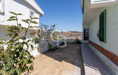 FOÇA DENİZKENT SİTESİ’NDE DENİZ MANZARALI, GENİŞ BAHÇELİ VE TERASLI 3+1 DUBLEKS