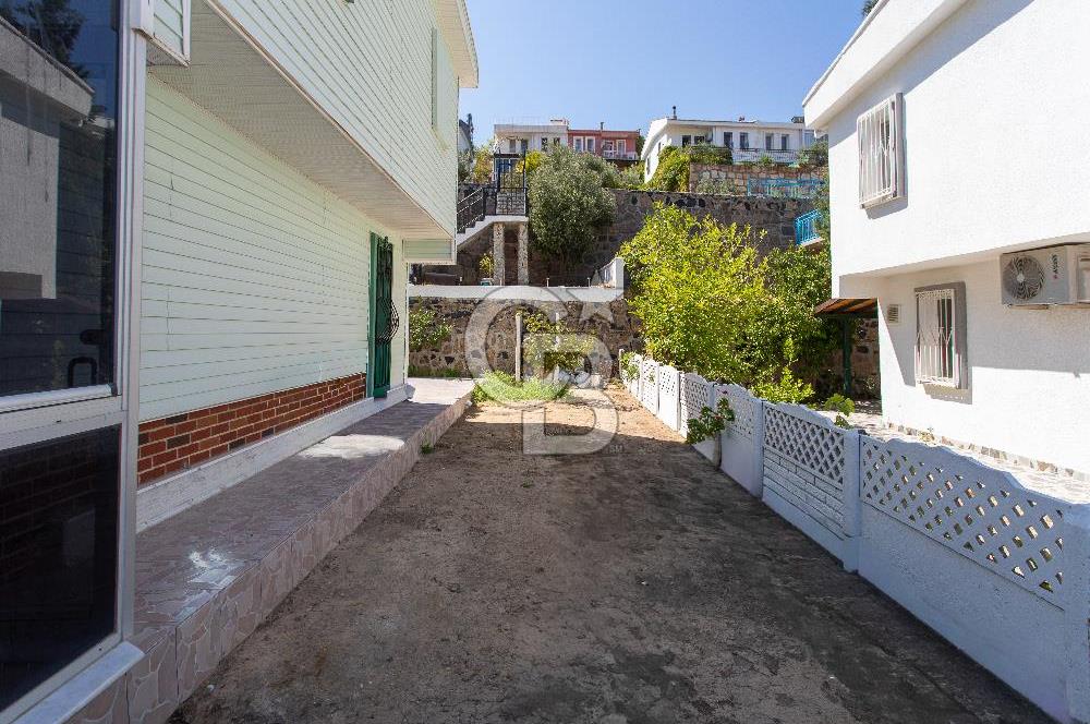 FOÇA DENİZKENT SİTESİ’NDE DENİZ MANZARALI, GENİŞ BAHÇELİ VE TERASLI 3+1 DUBLEKS