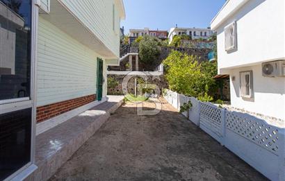 FOÇA DENİZKENT SİTESİ’NDE DENİZ MANZARALI, GENİŞ BAHÇELİ VE TERASLI 3+1 DUBLEKS