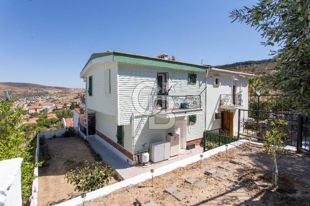 FOÇA DENİZKENT SİTESİ’NDE DENİZ MANZARALI, GENİŞ BAHÇELİ VE TERASLI 3+1 DUBLEKS