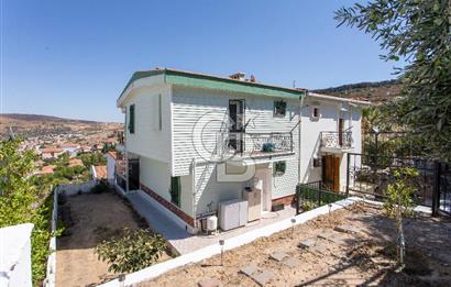 FOÇA DENİZKENT SİTESİ’NDE DENİZ MANZARALI, GENİŞ BAHÇELİ VE TERASLI 3+1 DUBLEKS