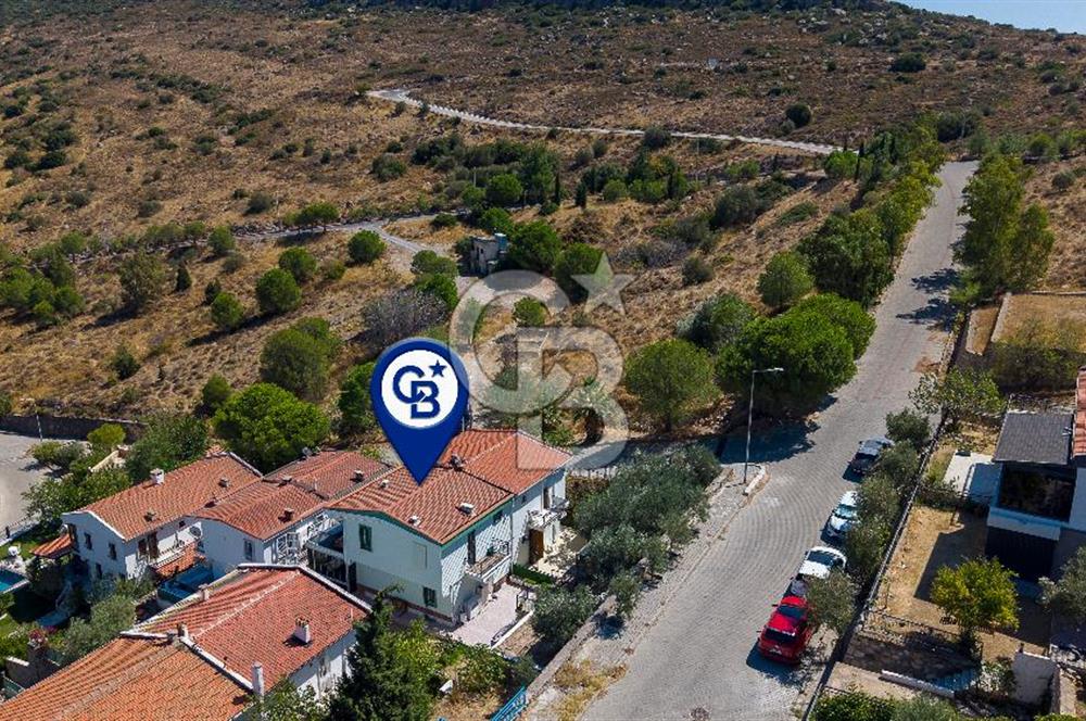 FOÇA DENİZKENT SİTESİ’NDE DENİZ MANZARALI, GENİŞ BAHÇELİ VE TERASLI 3+1 DUBLEKS