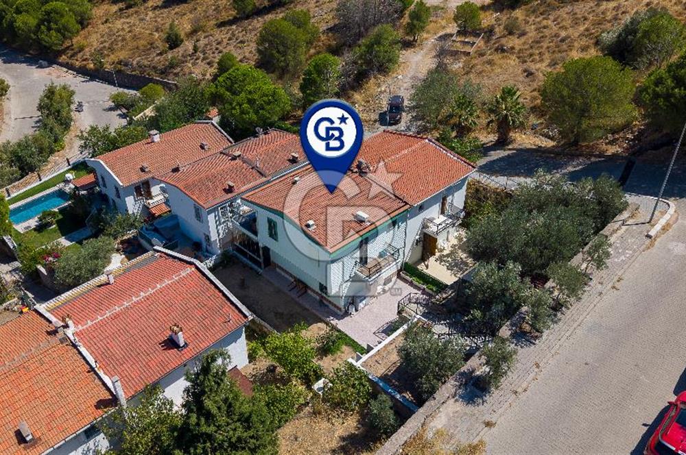 FOÇA DENİZKENT SİTESİ’NDE DENİZ MANZARALI, GENİŞ BAHÇELİ VE TERASLI 3+1 DUBLEKS