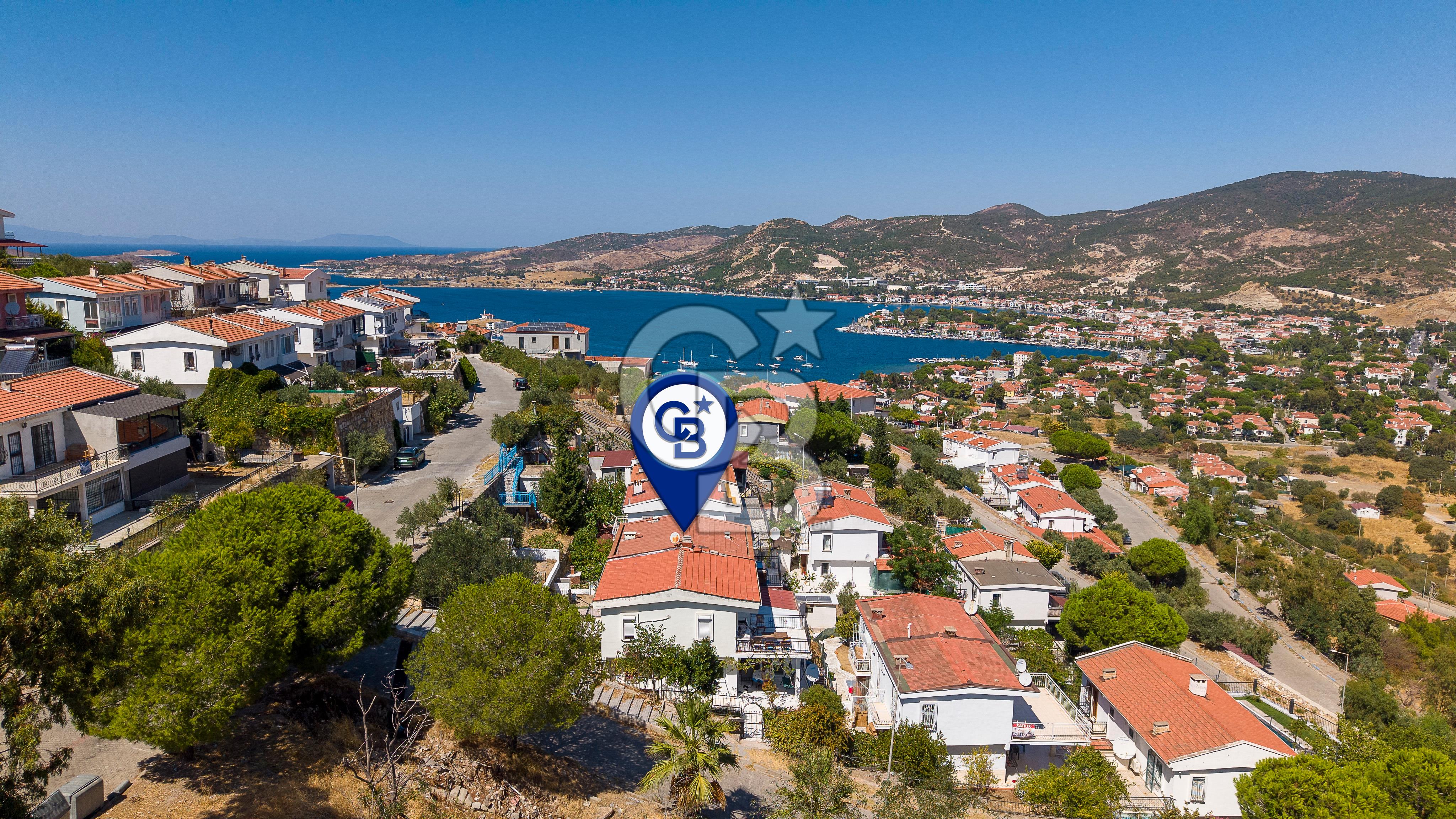 FOÇA DENİZKENT SİTESİ’NDE DENİZ MANZARALI, GENİŞ BAHÇELİ VE TERASLI 3+1 DUBLEKS