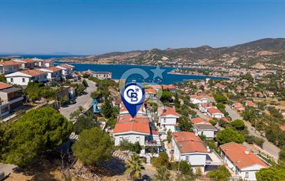 FOÇA DENİZKENT SİTESİ’NDE DENİZ MANZARALI, GENİŞ BAHÇELİ VE TERASLI 3+1 DUBLEKS