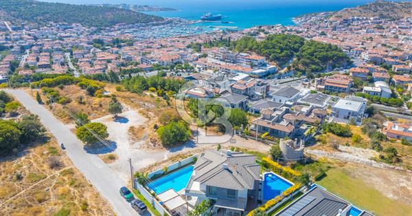 ÇEŞME DENİZ MANZARALI KAPTAN KÖŞKÜ SATILIK 4+1 VİLLA - 373854