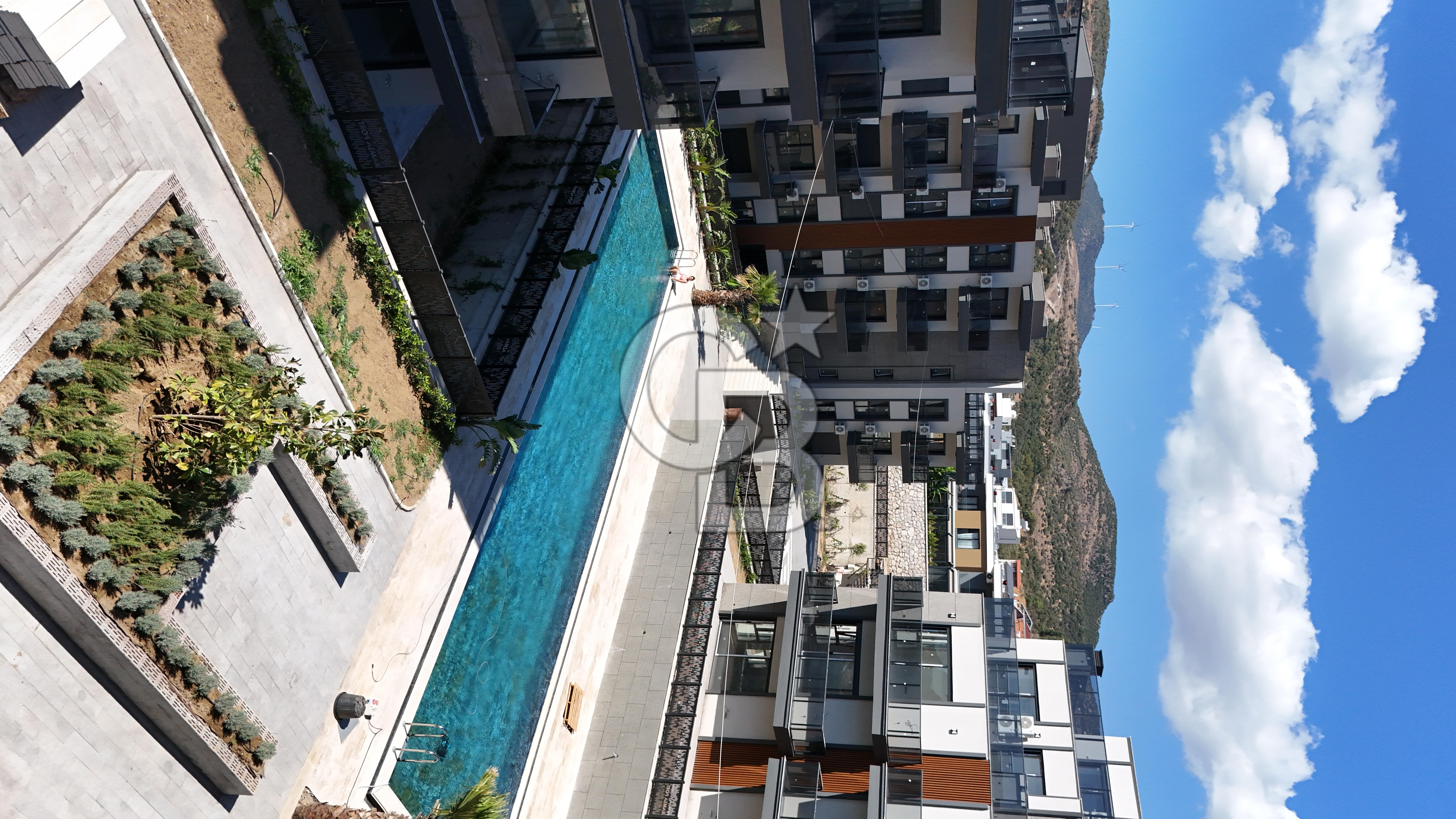 Çandarlı'da Deniz Manzaralı Havuzlu Sitede Satılık 1+1