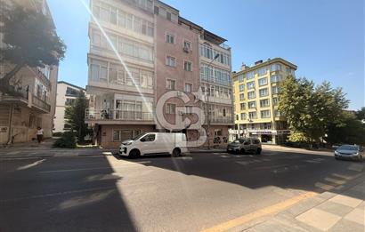 TUNALI HİLMİ CADDESİNDE ÖN CEPHE 2+1 OTO PARKLI GİRİŞ KAT