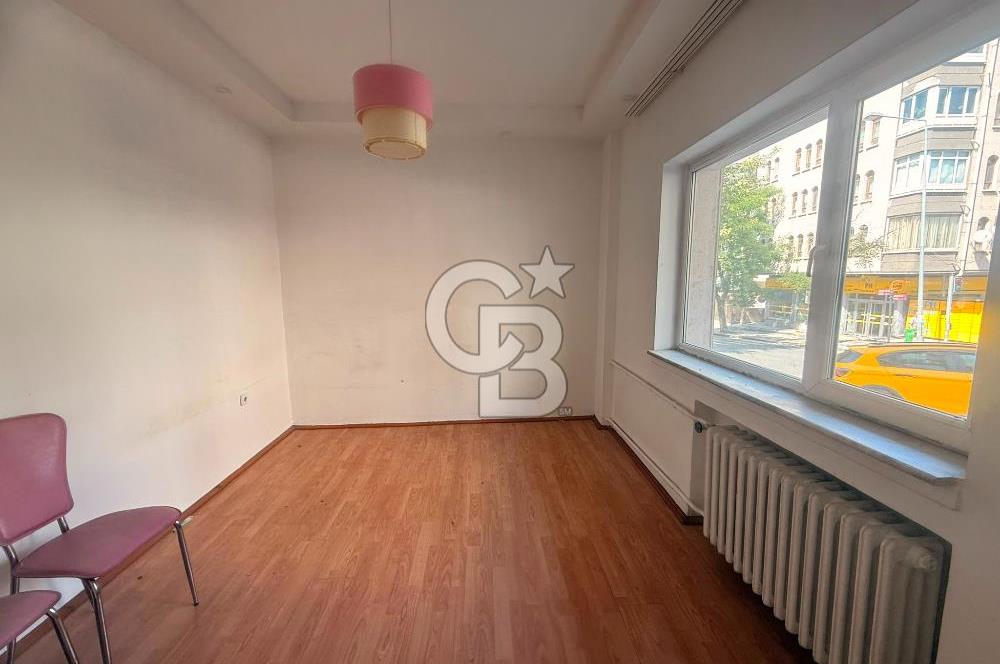 TUNALI HİLMİ CADDESİNDE ÖN CEPHE 2+1 OTO PARKLI GİRİŞ KAT