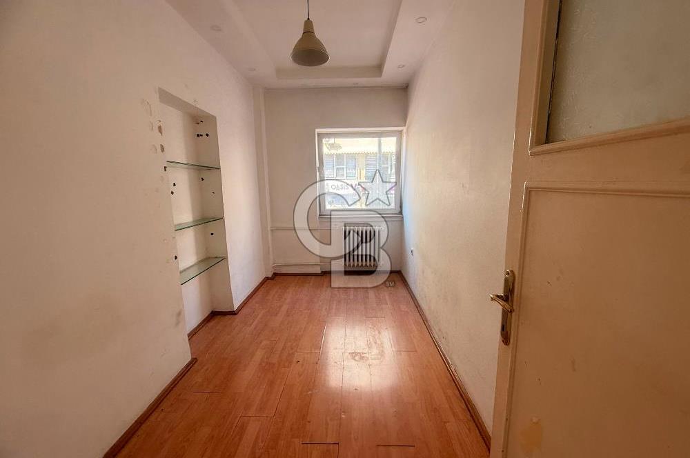TUNALI HİLMİ CADDESİNDE ÖN CEPHE 2+1 OTO PARKLI GİRİŞ KAT