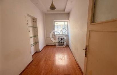TUNALI HİLMİ CADDESİNDE ÖN CEPHE 2+1 OTO PARKLI GİRİŞ KAT