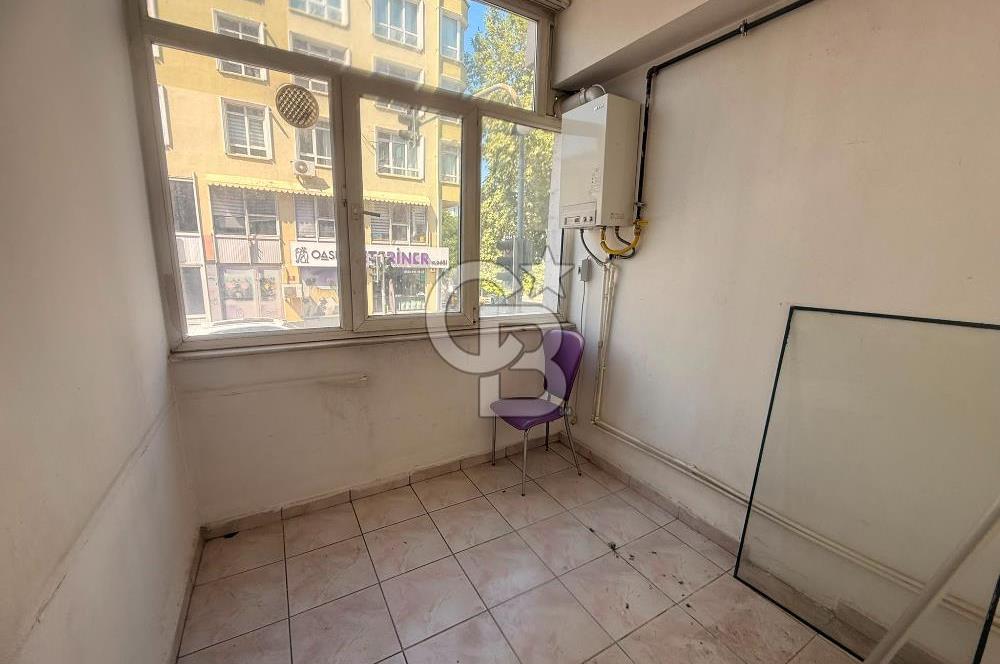 TUNALI HİLMİ CADDESİNDE ÖN CEPHE 2+1 OTO PARKLI GİRİŞ KAT