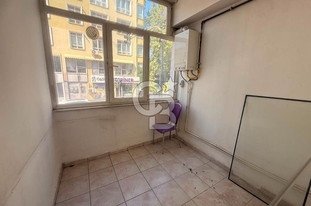 TUNALI HİLMİ CADDESİNDE ÖN CEPHE 2+1 OTO PARKLI GİRİŞ KAT