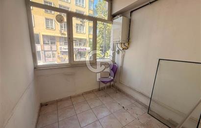 TUNALI HİLMİ CADDESİNDE ÖN CEPHE 2+1 OTO PARKLI GİRİŞ KAT