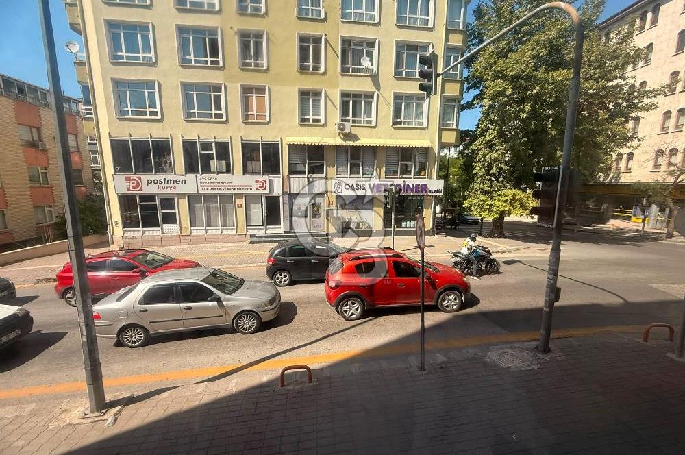 TUNALI HİLMİ CADDESİNDE ÖN CEPHE 2+1 OTO PARKLI GİRİŞ KAT