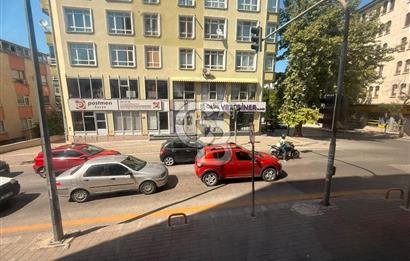 TUNALI HİLMİ CADDESİNDE ÖN CEPHE 2+1 OTO PARKLI GİRİŞ KAT