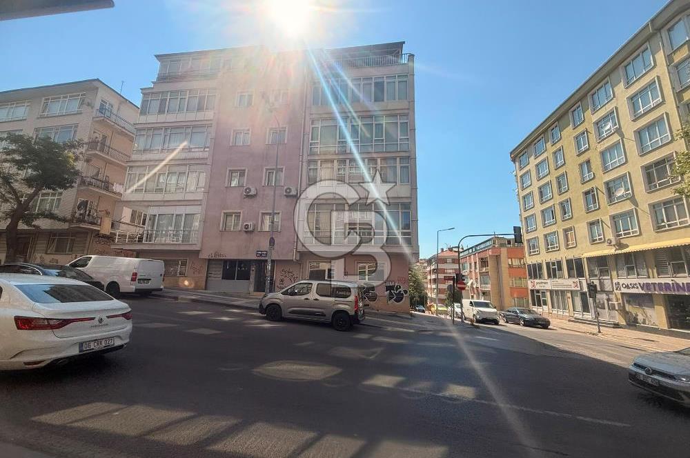 TUNALI HİLMİ CADDESİNDE ÖN CEPHE 2+1 OTO PARKLI GİRİŞ KAT