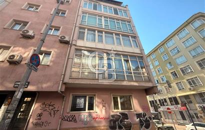 TUNALI HİLMİ CADDESİNDE ÖN CEPHE 2+1 OTO PARKLI GİRİŞ KAT