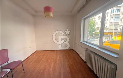 TUNALI HİLMİ CADDESİNDE ÖN CEPHE 2+1 OTO PARKLI GİRİŞ KAT
