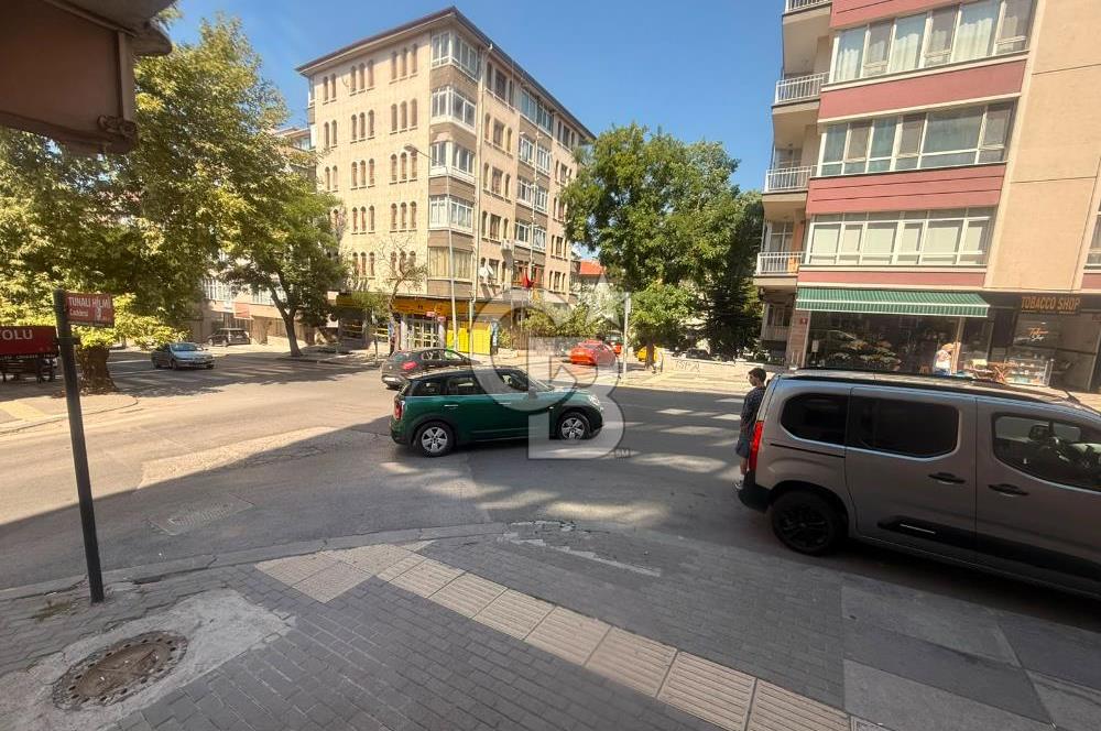 TUNALI HİLMİ CADDESİNDE ÖN CEPHE 2+1 OTO PARKLI GİRİŞ KAT