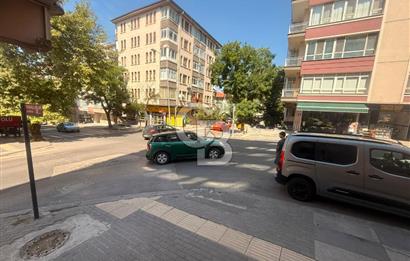 TUNALI HİLMİ CADDESİNDE ÖN CEPHE 2+1 OTO PARKLI GİRİŞ KAT