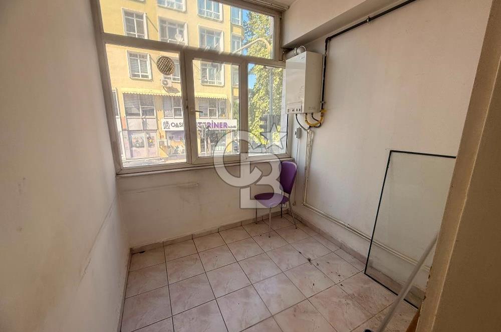 TUNALI HİLMİ CADDESİNDE ÖN CEPHE 2+1 OTO PARKLI GİRİŞ KAT