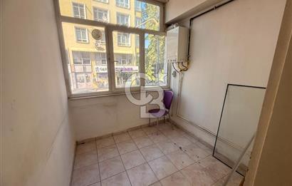 TUNALI HİLMİ CADDESİNDE ÖN CEPHE 2+1 OTO PARKLI GİRİŞ KAT