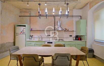 GALATA DA TARİHİ BİNADA AIRBNB LİSANSLI 5 + 1 DAİRE
