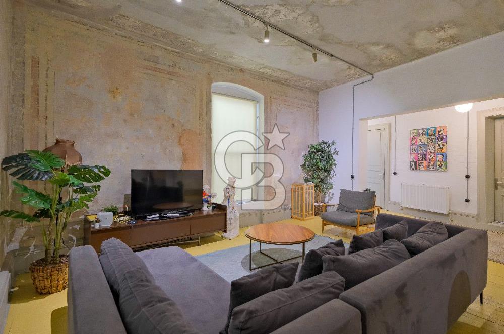 GALATA DA TARİHİ BİNADA AIRBNB LİSANSLI 5 + 1 DAİRE