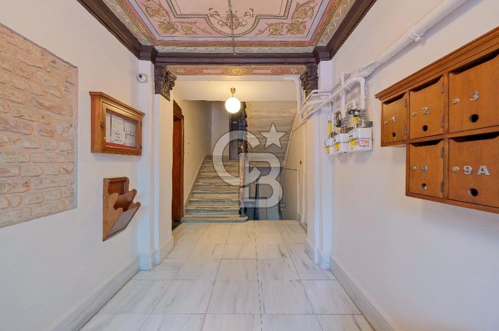 GALATA DA TARİHİ BİNADA AIRBNB LİSANSLI 5 + 1 DAİRE