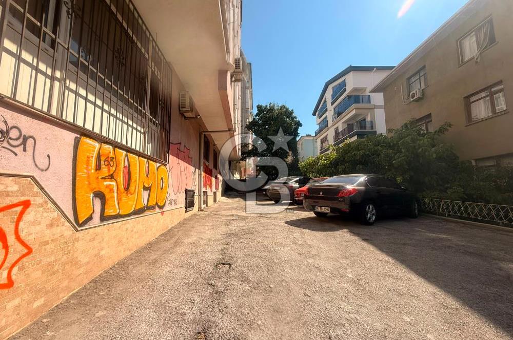 TUNALI HİLMİ CADDESİNDE ÖN CEPHE 2+1 OTO PARKLI GİRİŞ KAT