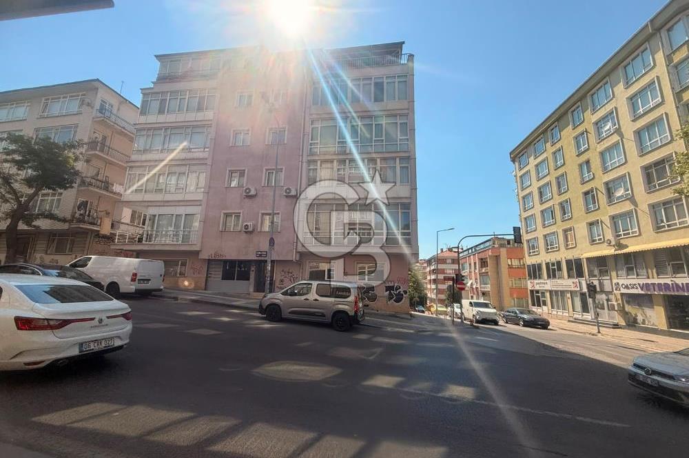 TUNALI HİLMİ CADDESİNDE ÖN CEPHE 2+1 OTO PARKLI GİRİŞ KAT