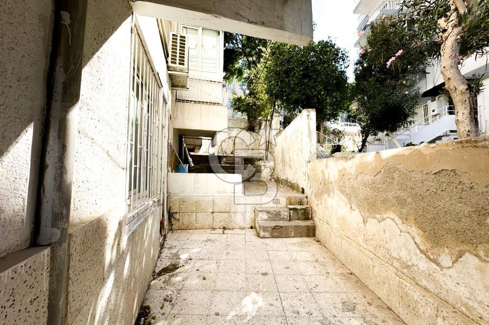 KUŞADASI MERKEZDE SATILIK DENİZE YAKIN BAHÇE KATI 2+1 DAİRE