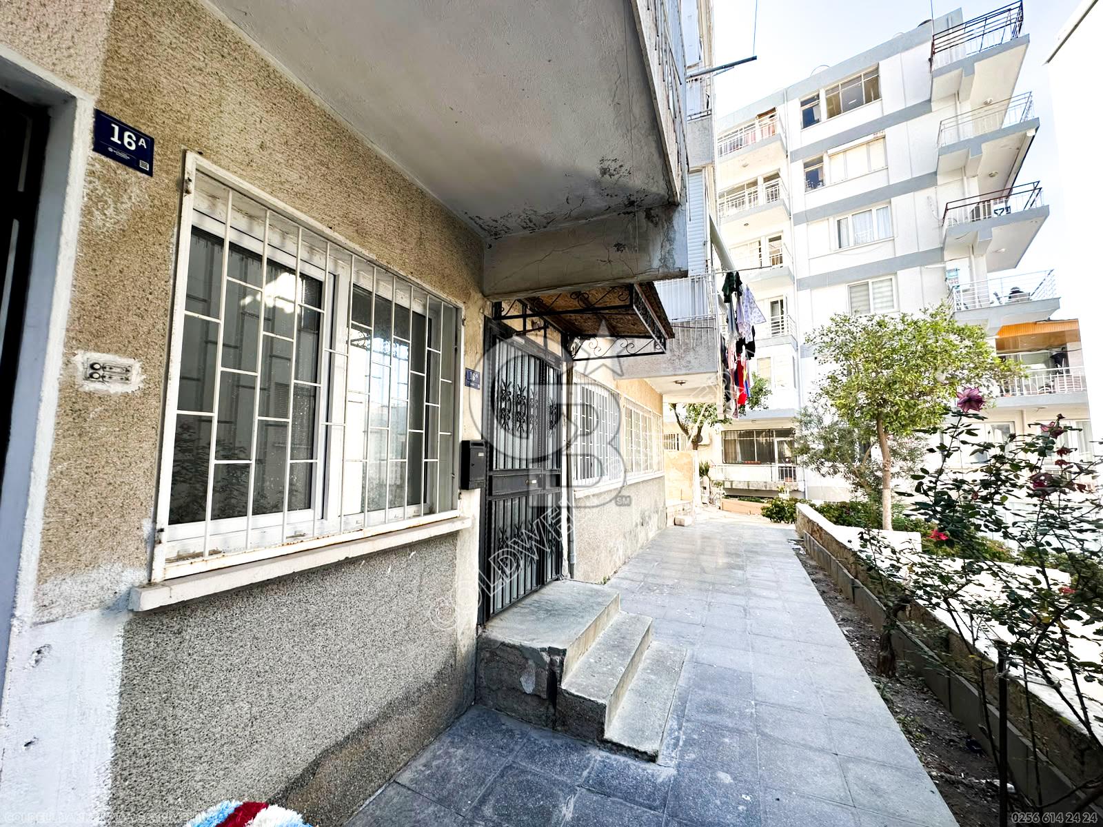 KUŞADASI MERKEZDE SATILIK DENİZE YAKIN BAHÇE KATI 2+1 DAİRE
