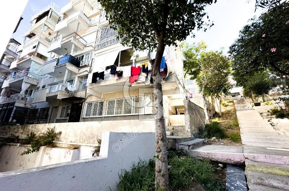 KUŞADASI MERKEZDE SATILIK DENİZE YAKIN BAHÇE KATI 2+1 DAİRE