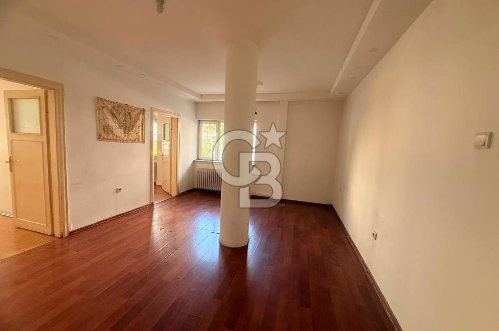 TUNALI HİLMİ CADDESİNDE ÖN CEPHE 2+1 OTO PARKLI GİRİŞ KAT