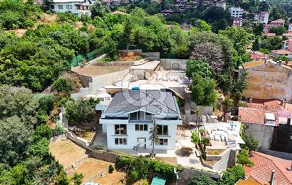 Beykoz Merkezde Full Boğaz Manzaralı Satılık 5+1 Lüks Tripleks Villa