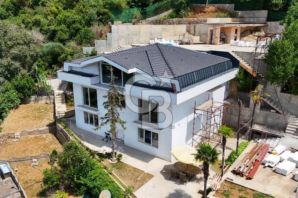 Beykoz Merkezde Full Boğaz Manzaralı Satılık 5+1 Lüks Tripleks Villa