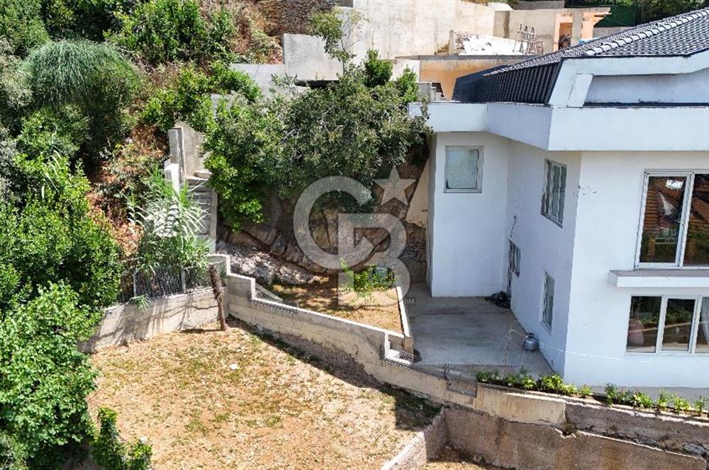 Beykoz Merkezde Full Boğaz Manzaralı Satılık 5+1 Lüks Tripleks Villa