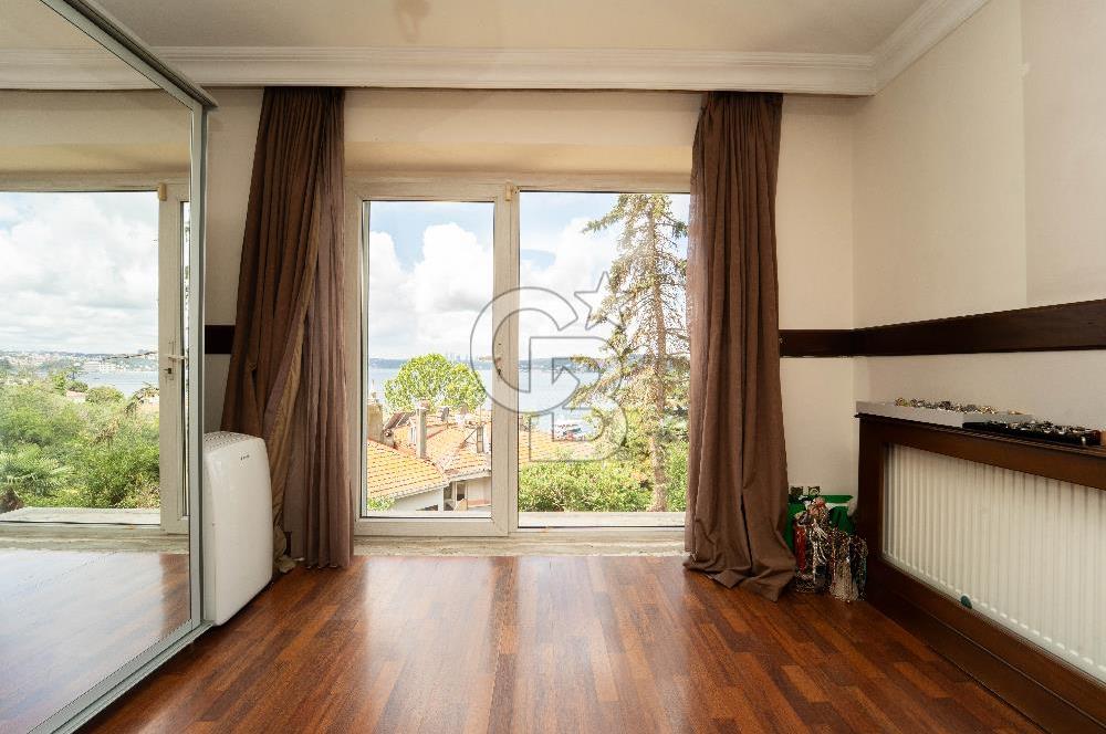 Beykoz Merkezde Full Boğaz Manzaralı Satılık 5+1 Lüks Tripleks Villa