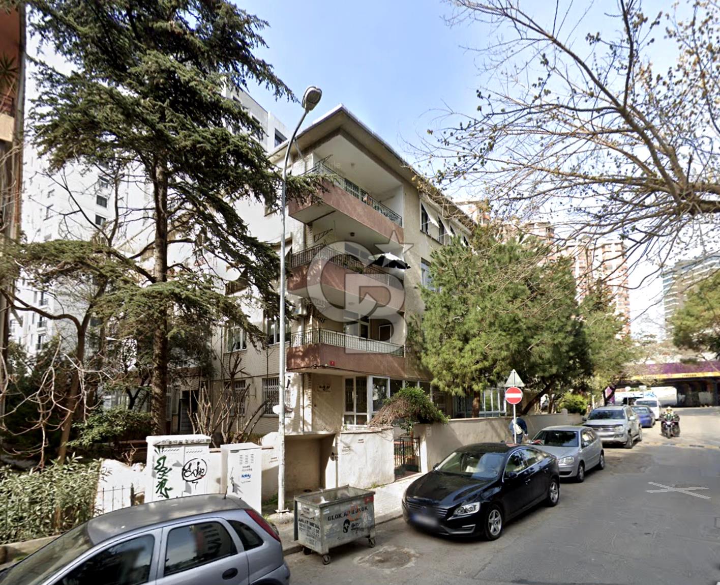 Kızıltoprak Ulaşımın merkezinde Satılık 3+1 Daire