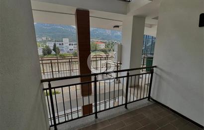 KKTC GİRNE MERKEZDE AKACAN ELEGANCE SİTESİNDE DENİZ HAVUZ VE DAĞ MANZARALI KOMPLE EŞYALI SATILIK 3+1 DAİRE