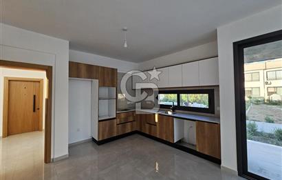 KKTC GİRNE ALSANCAKTA SİTE İÇERİSİNDE ANAYOLA VE DENİZE YAKIN SATILIK YENİ 2+1 DAİRELER